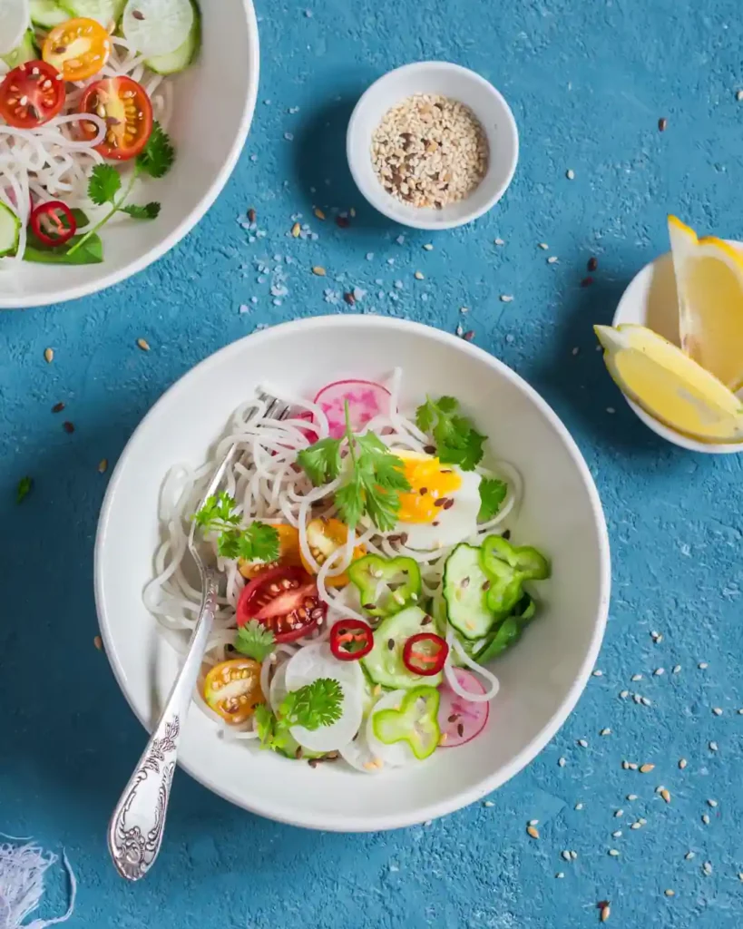 Prato com ovos mexidos e salada fresca