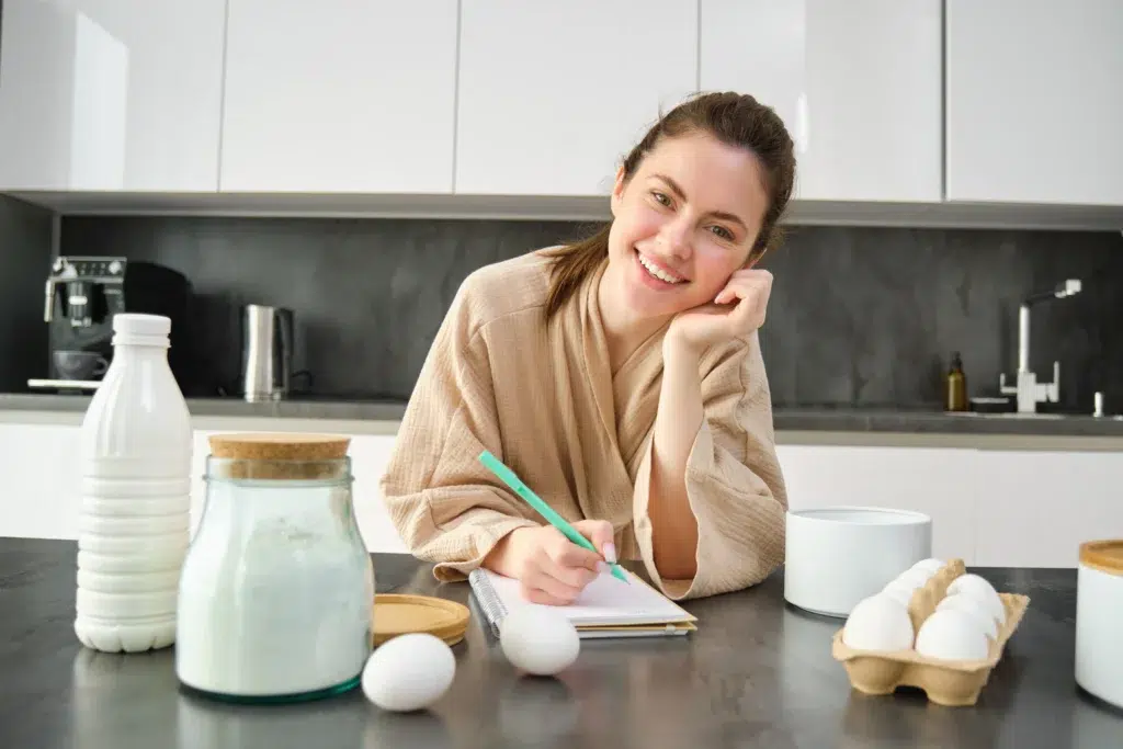 Clara Whitmore preparando ovos na cozinha do EggMeals